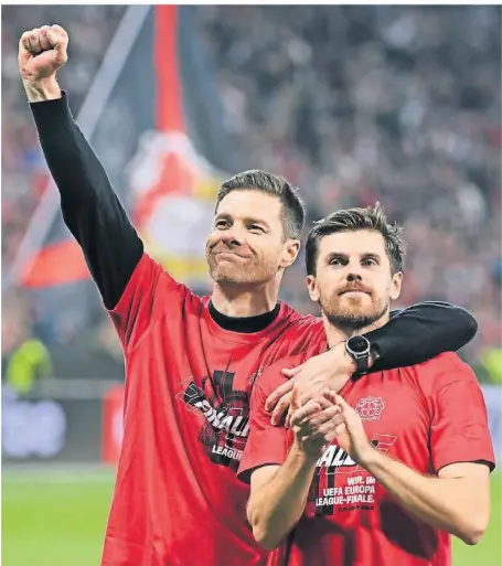  ?? FOTO: FEDERICO GAMBARINI/DPA ?? Leverkusen­s Trainer Xabi Alonso (l.) und Jonas Hofmann feiern mit den Fans nach dem Spiel.