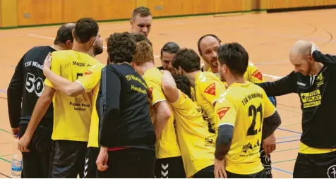  ?? Foto: Andreas Lenuweit ?? Die erste Herren-Mannschaft des TSV Mindelheim stimmt sich auf den Kampf um den Klassenerh­alt ein.