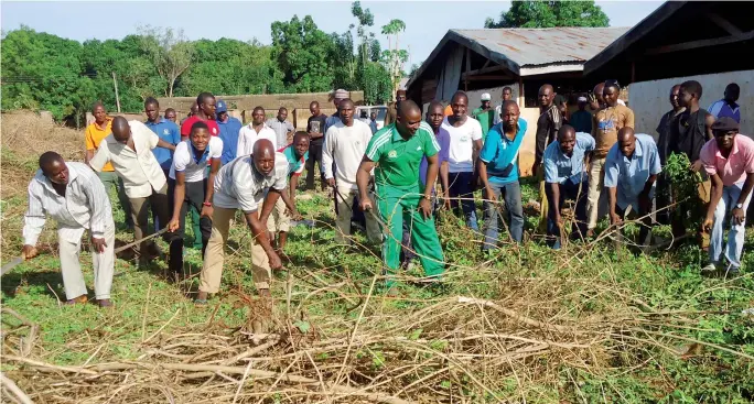  ?? PHOTO
ABUBAKAR SADIQ ISAH ?? Rubochi youths in Kuje Area Council clearing the community’s market during the weekend.