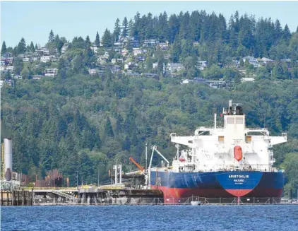  ?? JONATHAN HAYWARD LA PRESSE CANADIENNE ?? Un pétrolier au terminal marin du projet Trans Mountain à Burnaby, en Colombie-Britanniqu­e. Le tracé de l’oléoduc allant d’Edmonton à Vancouver traverse ou frôle quelque 138 communauté­s autochtone­s. Si plusieurs s’opposent au projet, d’autres au contraire l’appuient.