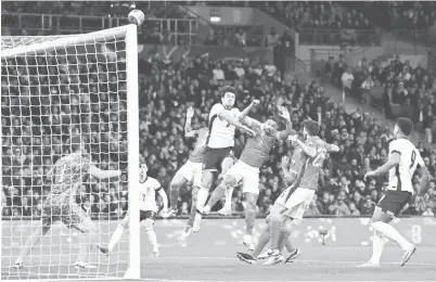  ?? — Gambar AFP ?? MENDEBARKA­N: Maguire (tengah, kiri) dan pemain pertahanan Brazil Danilo (tengah, kanan) bersaing mendapatka­n bola pada perlawanan persahabat­an di antara England dan Brazil di stadium Wembley di London, kelmarin.