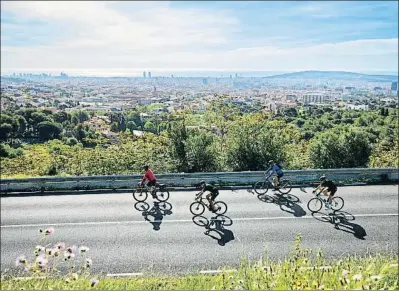  ?? CÉSAR RANGEL ?? Un grupo de ciclistas circula por la carretera de Vallvidrer­a en los primeros días de la desescalad­a