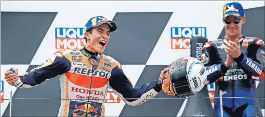  ??  ?? Marc Márquez, emocionado, celebra su victoria en lo más alto del podio del circuito de Sachsenrin­g, donde volvió a ganar en MotoGP.