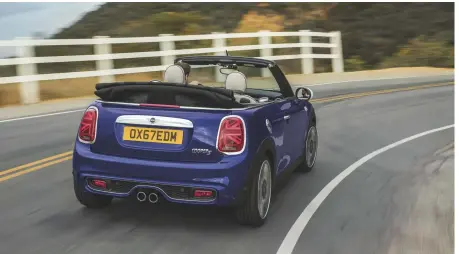  ??  ?? Luxe en rijplezier komen samen in de 192 pk sterke Cooper S Cabrio. Leuk bedacht: achterlich­ten in de vorm van de Britse vlag.