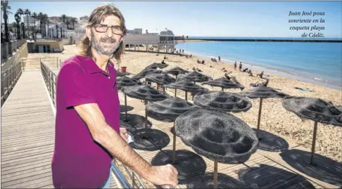  ??  ?? Juan José posa sonriente en la coqueta playa de Cádiz.