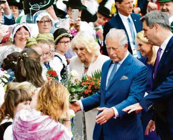  ?? Fotos: Peter Kneffel/dpa, Lasma Reimane, Sarah Ritschel ?? Hunderte Trachtler säumten den roten Teppich. Dass Dirndl und Lederhosen zur bayerische­n Tradition gehören, dürften Prinz Charles und Herzogin Camilla schon vorher gewusst haben.