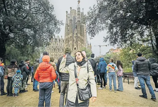  ?? Adrian Quiroga / shoo ing ?? Una guía turística da explicacio­nes en los alrededore­s del templo de la Sagrada Família