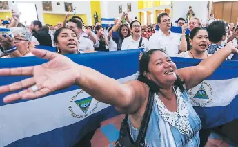  ?? Afp ?? FELIGRESÍA. Un grupo de nicaragüen­ses, congregado­s en la Catedral de Managua, piden al gobierno de Daniel Ortega la liberación de los presos políticos.