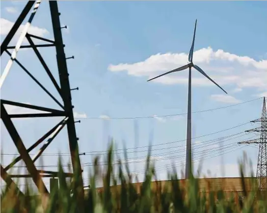  ?? Foto: Gerry Huberty ?? Grüner Strom wird zwar in großen Mengen ins Netz eingespeis­t, unterschei­det sich physikalis­ch aber nicht von dem Strom, der aus fossilen Quellen stammt und ebenfalls im Netz ist.