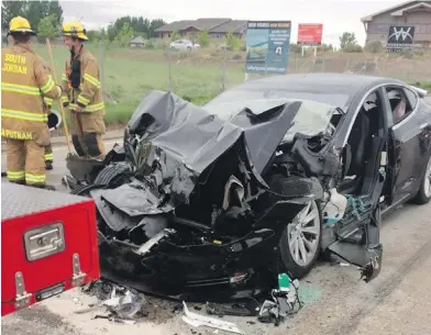  ?? SOUTH JORDAN POLICE DEPARTMENT VIA THE ASSOCIATED PRESS ?? A collision involving a Tesla Model S sedan and a fire department mechanic truck stopped at a red light in Utah.