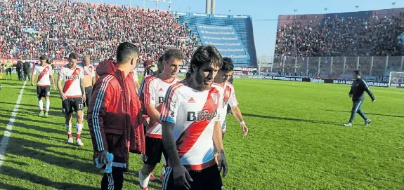  ?? JUAN FOGLIA ?? Un duro golpe. River llegó al Bajo Flores pensando en la punta y se fue sin nada. Ponzio, en primera fila, es la imagen de la decepción.