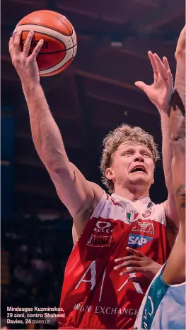  ??  ?? Mindaugas Kuzminskas, 29 anni, contro Shaheed Davies, 24