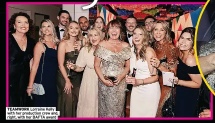  ?? ?? TEAMWORK Lorraine Kelly with her production crew and, right, with her BAFTA award