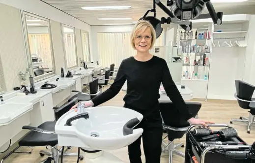  ?? Foto: Nicole Sielermann ?? Susanne Busmann führt seit einigen Jahren den Salon Williger in Werste und würde für eine neue Mitarbeite­rin eine Begrüßungs­prämie ausloben.