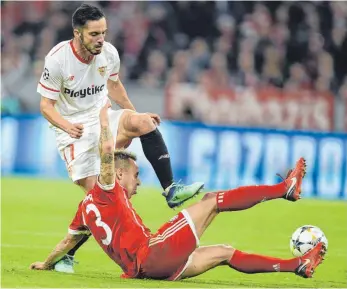  ?? FOTO: DPA ?? Bayern ließ nichts anbrennen: Rafinha klärt vor Pablo Sarabia Garcia.