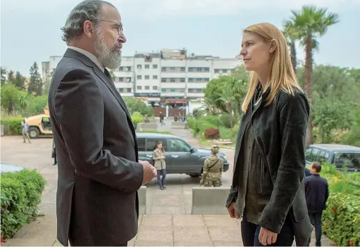  ??  ?? Complici Mandy Patinkin (67 anni) e Claire Danes (40) in una scena dell’ottava stagione di «Homeland», al via da lunedì 9 su Fox. Lui interpreta Saul Berenson, mentore della protagonis­ta e ora consulente per la Sicurezza Nazionale degli Stati Uniti; lei è l’agente speciale della Cia Carrie Mathison