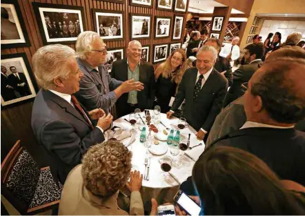  ?? Pedro Ladeira/Folhapress ?? O presidente Michel Temer participa de festa com políticos em Brasília em homenagem ao jornalista Ricardo Noblat