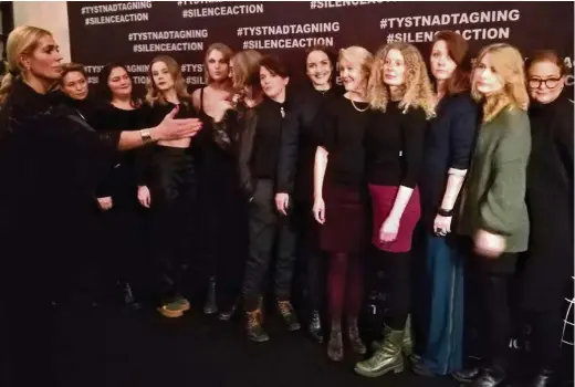  ?? (FRÉDÉRIC FAUX) ?? Avant de monter sur scène au Théâtre Södra pour dénoncer les abus dans les milieux du spectacle, les actrices ont foulé un tapis noir au lieu du traditionn­el tapis rouge.