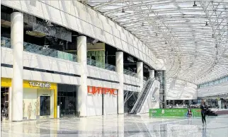  ?? LOURDES VELASCO / EFE ?? Kiev. El mayor centro comercial de Ucrania reabrió en esta capital, aunque todavía recibe a pocos visitantes.