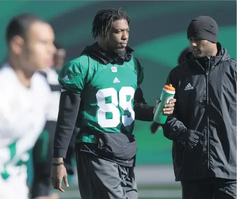  ?? MICHAEL BELL ?? The Roughrider­s’ Duron Carter, centre, is expected to receive a second straight start at cornerback on Friday against Montreal.