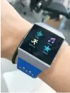  ??  ?? Un gadget de Fitbit.