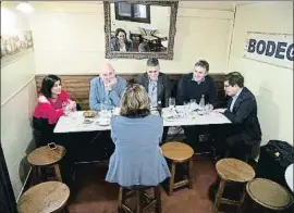  ?? PEDRO MADUEÑO ?? Cinco a uno: Lola García, Carol, Molina, Zanón y Luna con Ada Colau