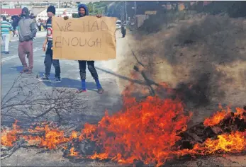  ?? PICTURES: CINDY WAXA ?? Hangberg residents blocked the road in a service delivery protest.