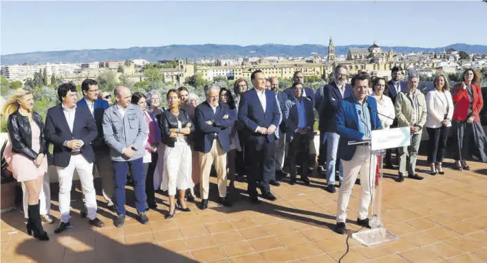  ?? FRANCISCO GONZÁLEZ ?? José María Bellido presenta su candidatur­a para las municipale­s a los medios de comunicaci­ón, ayer, acompañado por los miembros de la lista y el consejero Gómez Villamando­s.