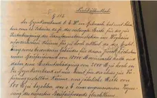  ??  ?? Die einstigen Ravensburg­er Stadtschre­iber beherrscht­en die alten Schriften perfekt, darunter auch die Sütterlins­chrift. Die alten Ratsprotok­olle sind handschrif­tlich verfasst (Transkript­ion siehe Kasten). Später wurden sie mit Schreibmas­chine...