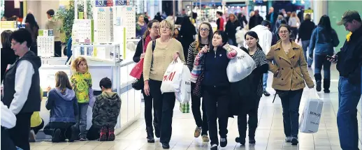  ??  ?? Les rabais du Black Friday peuvent être attrayants, mais ils risquent de provoquer des comporteme­nts d’achats impulsifs. - Archives