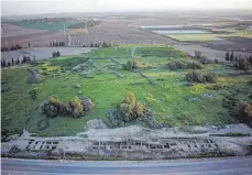  ?? FOTO:FOTO: MEGIDDO EXCAVATION ?? Eine Grabanlage bei Megiddo: An Toten, die dort gefunden wurden, hat sich der Genuss exotischer Gewürze feststelle­n lassen.