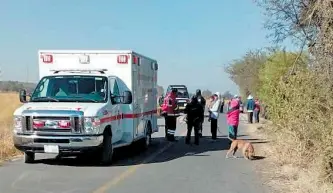  ??  ?? FAMILIARES DEL hoy occiso, lo identifica­ron y dijeron que éste tenía su domicilio en la comunidad Cofradía de Peralta.