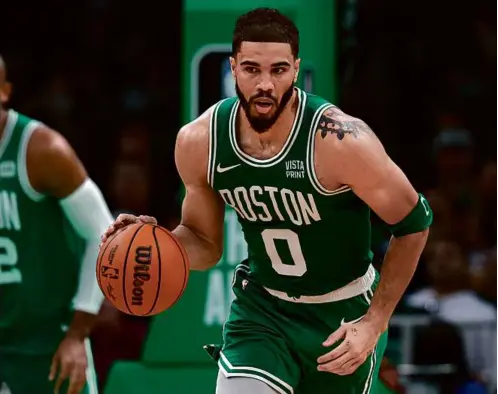  ?? DANIELLE PARHIZKARA­N/GLOBE STAFF ?? Jayson Tatum scored 20 points in the second quarter on his way to 27 in 25 minutes on his 26th birthday.