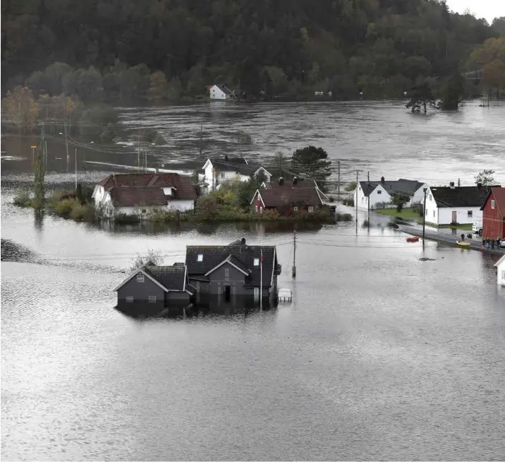  ?? FOTO: KJARTAN BJELLAND ?? Tidlig i oktober flommet Tovdalselv­a og flere andre elver over. Hele denne grenda i Tveit lå under vann.