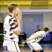  ?? (Photo archives Clément Tiberghien) ?? Menant deux sets à zéro, Fréjus (ici le pointu brésilien Alexander Szot) s’est écroulé et a concédé un revers regrettabl­e pour la suite des plays-offs.