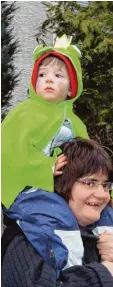  ??  ?? Der Froschköni­g hatte sicher auf Mamas Schultern besten Überblick.