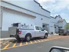  ?? STEVE DIORIO/SPECIAL TO USA TODAY NETWORK ?? Steve DiOrio took photos June 8 of a ProGuard sanitation crew at the New York Pizza & Pasta in Naples.