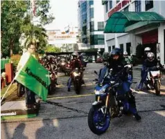  ??  ?? LIM melepaskan peserta Kawasaki Ride 2018.