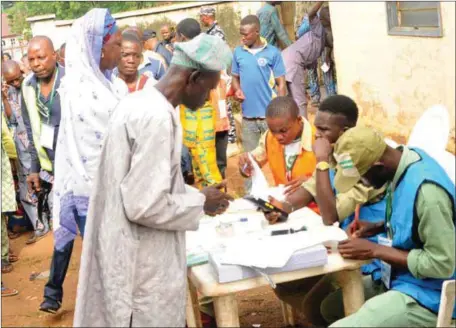  ??  ?? Voters dischargin­g their civic duty during the first ballot of the Osun governorsh­ip election