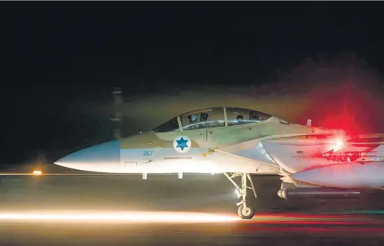  ?? I
AFP ?? Imagen de un avión de combate de la fuerza aérea israelí, tras intercepta­r las amenazas aéreas de Irán.