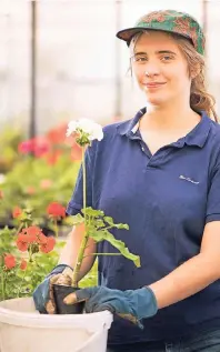  ?? FOTO: DPA ?? Rachel Ulrich hat die Ausbildung zur Gärtnerin mit Fachrichtu­ng Zierpflanz­en gewählt.