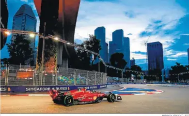  ?? ANTONIN VINCENT / EFE ?? El Ferrari del español Carlos Sainz, en la calificaci­ón para el Gran Premio de Singapur.