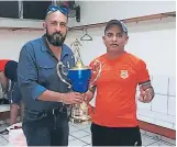  ?? FOTOS: CORTESÍA ?? ESPECIAL. Manfredo junto al técnico Mario Chávez junto al trofeo.