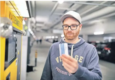  ?? FOTO: STEPHAN KÖHLEN ?? Martin Siebert stellt sein Auto häufiger in einem Parkhaus wie hier am Rathaus ab. Denn oberirdisc­h findet er selten einen freien Platz.