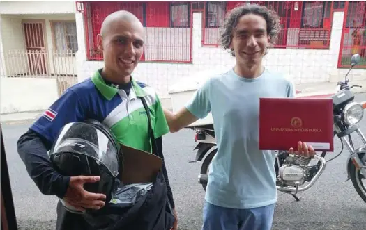  ?? MARTÍNEZ CORTESÍA HENRY ?? Henry Martínez quería recibir el título de una forma especial y consideró que la foto con el cartero iba a ser un momento inolvidabl­e.