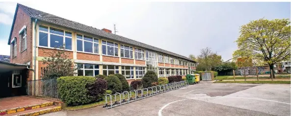  ?? FOTO: MELANIE ZANIN ?? Das Gebäude der Christoph-Rensing-Grundschul­e in Horrem ist sehr marode.