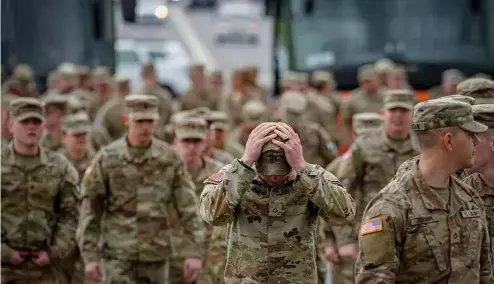  ?? ?? Des militaires américains arrivent pour une cérémonie de transfert d'autorité de la 101e division aéroportée à la 10e division de montagne à Bucarest, en Roumanie, le 5 avril 2023.