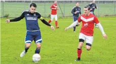  ?? FOTO: THORSTEN KERN ?? Ein Punkte, der keinem richtig weiterhilf­t: Der SV Blitzenreu­te (rechts Kevin Kadis) und der SV Reute (Patrick Niedermaie­r) trennten sich in der Kreisliga A mit 1:1.