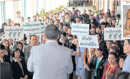  ?? PHOTOS BY APICHART JINAKUL ?? MR Sukhumbhan­d Paribatra speaks to supporters at City Hall yesterday, insisting he will not quit as Bangkok governor over allegation­s of irregulari­ties in the 39-million-baht New Year light show.