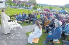  ?? FOTO. MANFRED EHRLE ?? Pfarrer Reinhard Hangst zelebriert mit den Besuchern die Wiedereröf­fnung der Kapelle in Wielandswe­iler.